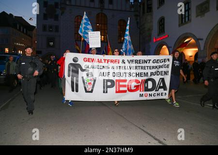 Monaco, Germania. 28th ago, 2017. Il 28 agosto 2017 Pegida Munich marciò di nuovo per le strade di Monaco. È una delle loro ultime marce a Monaco. Ancora una volta ha aderito solo alla marcia razzista. (Foto di Alexander Pohl/Sipa USA) Credit: Sipa USA/Alamy Live News Foto Stock