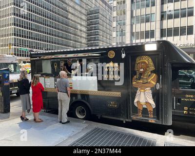 Involtini halal e kebab serviti con un sapore egiziano. Pranzo Wagon sulla 6th Avenue nel centro di Manhattan, New York City. Foto Stock