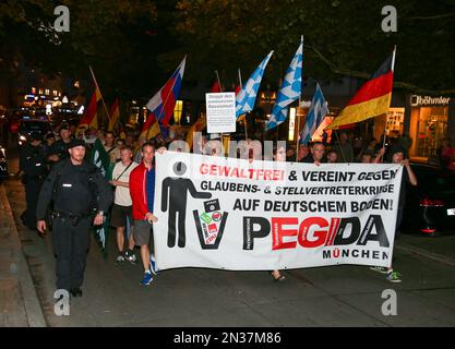 Monaco, Germania. 28th ago, 2017. Il 28 agosto 2017 Pegida Munich marciò di nuovo per le strade di Monaco. È una delle loro ultime marce a Monaco. Ancora una volta ha aderito solo alla marcia razzista. (Foto di Alexander Pohl/Sipa USA) Credit: Sipa USA/Alamy Live News Foto Stock