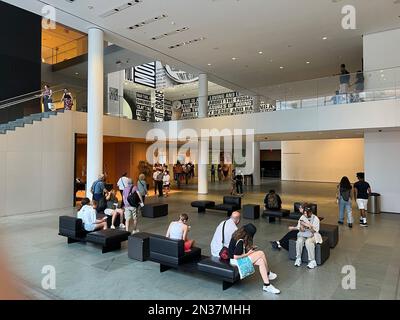 Lobby nel rinnovato Museum of Modern Art (MoMA) a Manhattan, New York City. Foto Stock