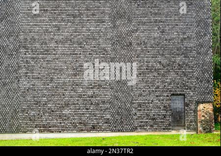 La facciata del clocher-porche (torre) del Prieuré (priorato) de Mimizan, dipartimento Landes, Francia sud-occidentale, è coperto da un lato di cedro Foto Stock