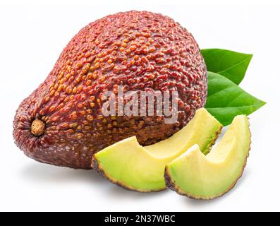Frutta di avocado dell'asino con le foglie e le fette di avocado isolate su fondo bianco. Foto Stock