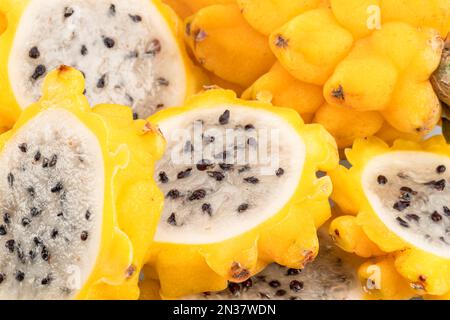 Primo piano con fettine di frutti di drago e frutti di drago. Cibo sfondo. Foto Stock