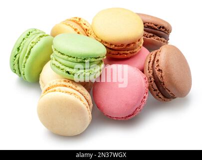 Macaron francesi colorati isolati su sfondo bianco. Foto Stock