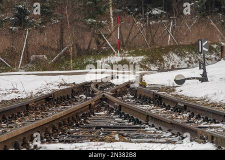 Ferrovia a scartamento ridotto nelle montagne di Ceska Kanada nella Boemia meridionale durante il giorno d'inverno Foto Stock