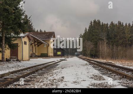 Ferrovia a scartamento ridotto nelle montagne di Ceska Kanada nella Boemia meridionale durante il giorno d'inverno Foto Stock