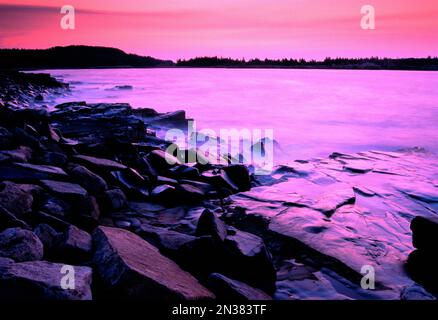 Costa al Sunrise, Schoodic punto, Parco Nazionale di Acadia nel Maine, Stati Uniti d'America Foto Stock