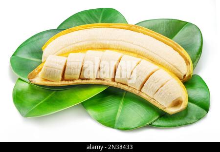 Tagli di banana in buccia di banana su foglie di banana verde isolato su sfondo bianco. Foto Stock