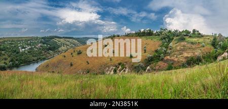 Bellissimo paesaggio naturale dell'Ucraina centrale. Viaggiare attraverso l'Ucraina. Piccolo villaggio situato sulla riva del fiume Dnestr. Foto Stock