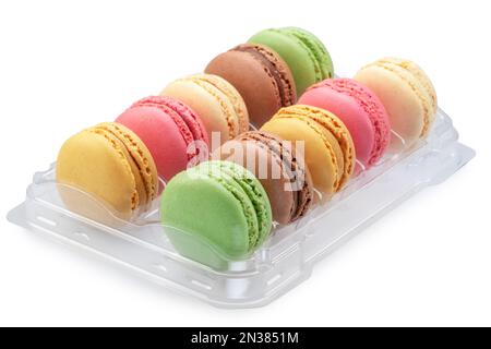 Macaron francesi colorati in scatola di plastica isolato su sfondo bianco. Foto Stock