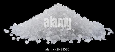 Mucchio di cristalli di sale su sfondo nero. Il file contiene il percorso di ritaglio. Foto Stock