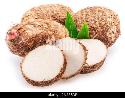 Eddoe o taro tuberi e le sue fette isolate su sfondo bianco. Foto Stock