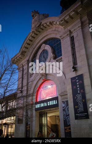 Time out Market Lisboa, ristorante situato nel Mercado da Ribeira a Cais do Sodre a Lisbona, Portogallo. Foto Stock