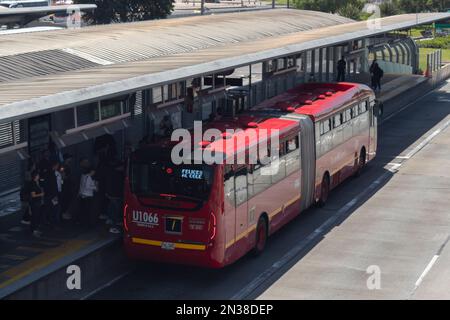 BOGOTÀ, COLOMBIA - Un autobus transmilenio preleva i passeggeri durante l'evento di bogotà no car day Foto Stock