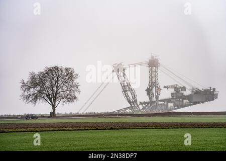 Escavatori della miniera di lignite di opencast Garzweiler II, nell'ex villaggio demolito di Lützerath, sulla strada di campagna L12, nella nebbia, NRW, Germania, Foto Stock