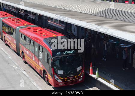 BOGOTÀ, COLOMBIA - Un autobus transmilenio che picciking passeggero alla stazione centrale di Portal del norte il giorno di sole Foto Stock