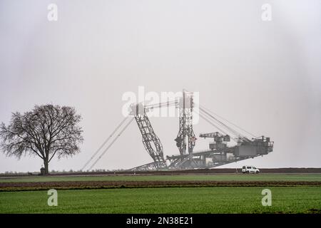 Escavatori della miniera di lignite di opencast Garzweiler II, nell'ex villaggio demolito di Lützerath, sulla strada di campagna L12, nella nebbia, NRW, Germania, Foto Stock