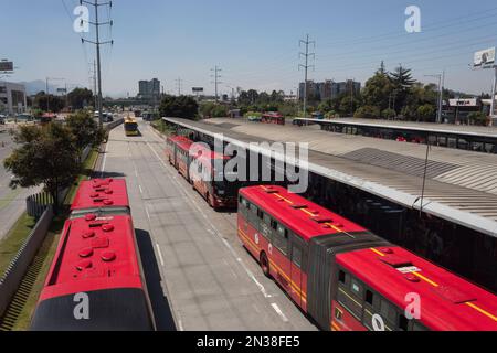 BOGOTA, COLOMBIA - Stazione Centrale Nord del sistema di trasporto transmilenio durante nessun evento di giorno di auto Foto Stock