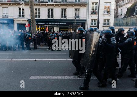 Francia / Parigi, 07/02/2023, Jan Schmidt-Whitley/le Pictorium - dimostrazione del 7 febbraio contro la riforma pensionistica a Parigi - 7/2/2023 - Francia / Parigi / Parigi - in diverse occasioni le forze di polizia hanno accusato o usato lacrime gaz verso i dimostranti. La manifestazione parigina è iniziata intorno alle 2pm:00 da Place de l'Opera, dirigendosi verso Place de la Bastille. Ha riunito 400.000 persone, secondo il CGT, tanti come il 19 gennaio 57.000 secondo la Place Beauvau. Foto Stock