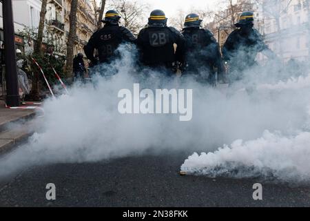 Francia / Parigi, 07/02/2023, Jan Schmidt-Whitley/le Pictorium - dimostrazione del 7 febbraio contro la riforma pensionistica a Parigi - 7/2/2023 - Francia / Parigi / Parigi - in diverse occasioni le forze di polizia hanno accusato o usato lacrime gaz verso i dimostranti. La manifestazione parigina è iniziata intorno alle 2pm:00 da Place de l'Opera, dirigendosi verso Place de la Bastille. Ha riunito 400.000 persone, secondo il CGT, tanti come il 19 gennaio 57.000 secondo la Place Beauvau. Foto Stock