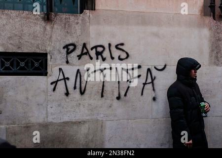 Francia / Parigi, 07/02/2023, Jan Schmidt-Whitley/le Pictorium - dimostrazione del 7 febbraio contro la riforma pensionistica a Parigi - 7/2/2023 - Francia / Parigi / Parigi - Un dimostratore davanti ad un antifa grafiti. La manifestazione parigina è iniziata intorno alle 2pm:00 da Place de l'Opera, dirigendosi verso Place de la Bastille. Ha riunito 400.000 persone, secondo il CGT, tanti come il 19 gennaio 57.000 secondo la Place Beauvau. Foto Stock