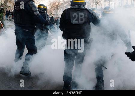 Francia / Parigi, 07/02/2023, Jan Schmidt-Whitley/le Pictorium - dimostrazione del 7 febbraio contro la riforma pensionistica a Parigi - 7/2/2023 - Francia / Parigi / Parigi - in diverse occasioni le forze di polizia hanno accusato o usato lacrime gaz verso i dimostranti. La manifestazione parigina è iniziata intorno alle 2pm:00 da Place de l'Opera, dirigendosi verso Place de la Bastille. Ha riunito 400.000 persone, secondo il CGT, tanti come il 19 gennaio 57.000 secondo la Place Beauvau. Foto Stock