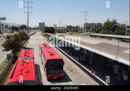 BOGOTÀ, COLOMBIA - Transmilenio sistema di trasporto massiccio stazione centrale nord in giornata di sole Foto Stock