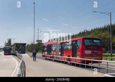 BOGOTÀ, COLOMBIA - 161th strada transmilenio massiccia sistema di trasporto stazione in giornata di sole Foto Stock