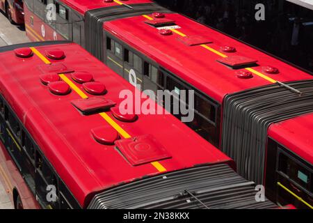 BOGOTÀ, COLOMBIA - Chiudiare un tetto rosso di due autobus transmilenio Foto Stock