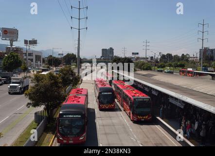 BOGOTÀ, COLOMBIA - tre Transmilenio autobus all'interno 'portale norte' o North Central Station a North Highway in sole mattina durante bogotà senza auto giorno ev Foto Stock