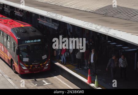 BOGOTÀ, COLOMBIA - Un autobus rosso transmilenio massiccio raccolta passeggeri partenza percorso alla stazione centrale nord Foto Stock