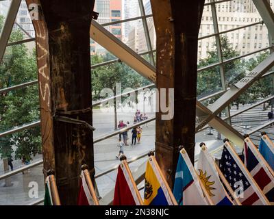 Vista dall'esterno dalla caffetteria, dal National September 11 Memorial and Museum, dal World Trade Centre, da New York, USA Foto Stock