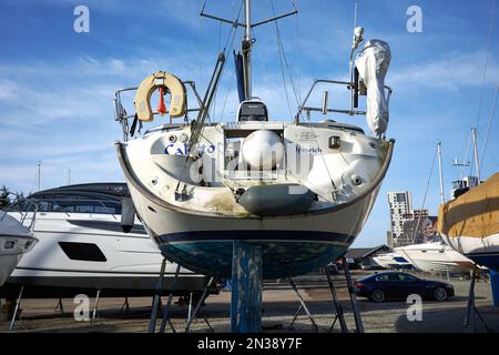 Cabinovia su terra asciutta in un cantiere navale presso la marina di Ipswich, Suffolk, Regno Unito Foto Stock