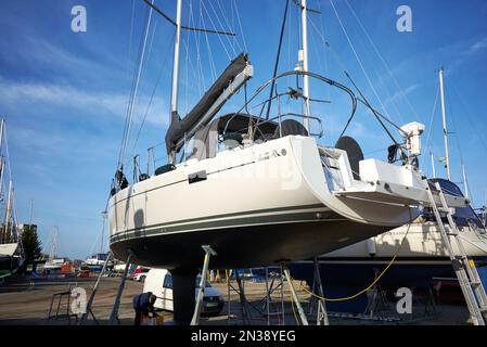 Cabinovia su terra asciutta in un cantiere navale presso la marina di Ipswich, Suffolk, Regno Unito Foto Stock