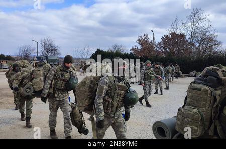 Edirne, Turchia. 07th Feb, 2023. Il personale del 1st° Battaglione Commando del 54th° comando della Brigata della Fanteria meccanizzata turca, di stanza a Edirne, si sposta a Gaziantep per sostenere le attività di ricerca e salvataggio il secondo giorno dopo un terremoto, in Turchia, martedì 7 febbraio 2023. Più di 5.000 persone sono state uccise e decine di migliaia di feriti dopo un terremoto di 7,8 magnitudo che ha colpito la Turchia e la Siria lunedì, hanno riferito funzionari di entrambi i paesi. Photo by Turkish Defense Ministry/UPI Credit: UPI/Alamy Live News Foto Stock