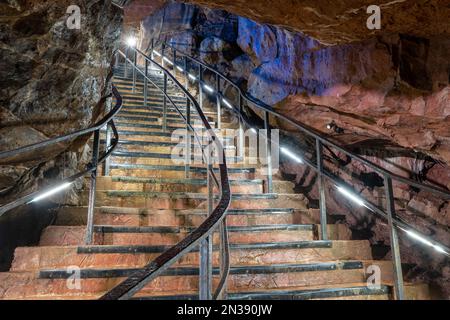 Una scala illuminata all'interno della Grotta di Goughs a Cheddar nel Somerset Foto Stock