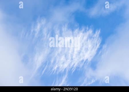 Nuvole bianche nel cielo blu in una giornata di sole, sfondo fotografico naturale Foto Stock