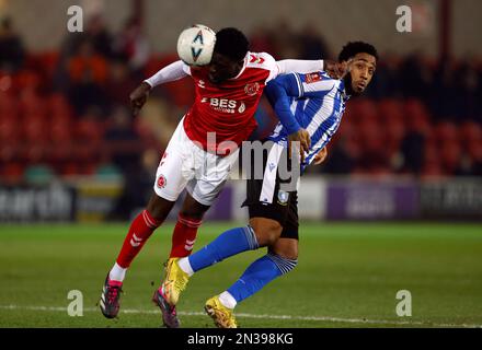 Brendan Sarpong-Wiredu di Fleetwood Town e Mallik Wilks di Sheffield mercoledì (a destra) durante il replay del quarto round della fa Cup all'Highbury Stadium, Fleetwood. Data immagine: Martedì 7 febbraio 2023. Foto Stock