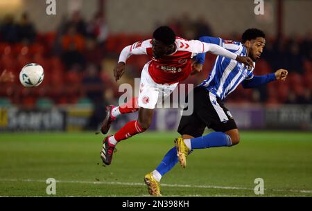 Brendan Sarpong-Wiredu di Fleetwood Town e Mallik Wilks di Sheffield mercoledì (a destra) durante il replay del quarto round della fa Cup all'Highbury Stadium, Fleetwood. Data immagine: Martedì 7 febbraio 2023. Foto Stock