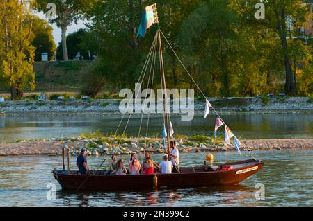 Francia, Loiret (45), Orléans, Loire Festival 2019, navigazione fluviale in una barca tradizionale a fondo piatto Foto Stock