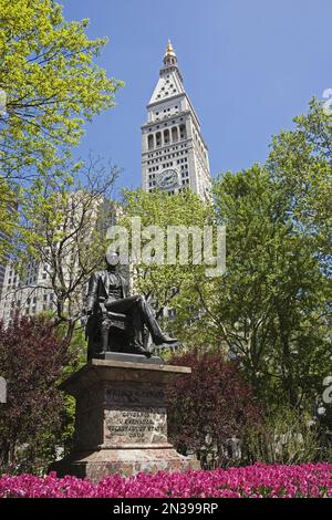 Statua di William Henry Seward in Madison Square Park, Met Life torre in background, New York New York, Stati Uniti d'America Foto Stock