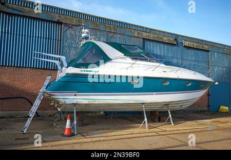 Cabinovia su terra asciutta in un cantiere navale presso la marina di Ipswich, Suffolk, Regno Unito Foto Stock