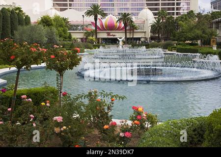 Caesars Palace Hotel & Casino, Flamingo Hotel in background, Paradiso, Las Vegas, Nevada, STATI UNITI D'AMERICA Foto Stock