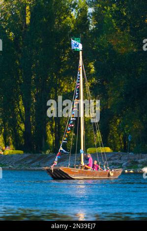 Francia, Loiret (45), Orléans, Loire Festival 2019, navigazione fluviale in una barca tradizionale a fondo piatto Foto Stock