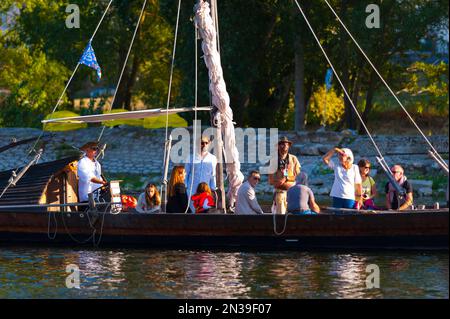 Francia, Loiret (45), Orléans, Loire Festival 2019, navigazione fluviale in una barca tradizionale a fondo piatto Foto Stock