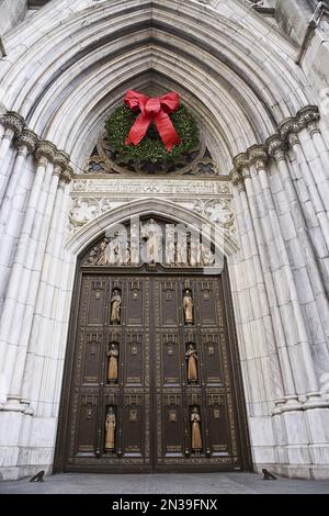 Ingresso alla Cattedrale di St Patrick, la Fifth Avenue, New York New York, Stati Uniti d'America Foto Stock