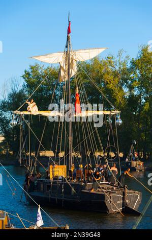 Francia, Loiret (45), Orléans, Loire Festival 2019, spettacolo di trapezio musicale a bordo di una tradizionale barca della Loira 'la Fillonnerie' Foto Stock