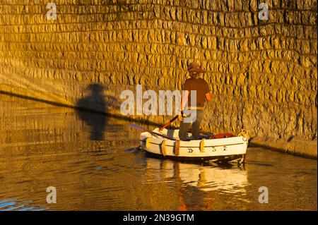 Francia, Loiret (45), Orléans, Loire Festival 2019, barca a scafo sul canale di Orleans Foto Stock