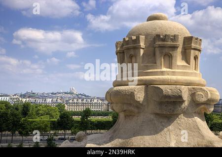Vista dalla terrazza all'aria aperta del Musee d'Orsay guardando verso il Sacre Coeur, Parigi, Francia Foto Stock