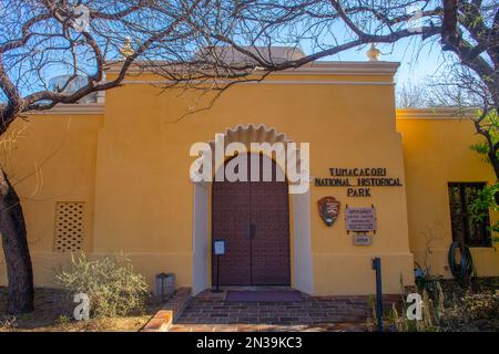 Ingresso principale della missione San Jose de Tumacacori rovina. La missione è stata costruita nel 1691 nel Parco storico Nazionale di Tumacacori, nella contea di Santa Cruz, Arizo Foto Stock